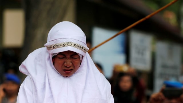 Hukum cambuk di Banda Aceh (Foto: Reuters/Beawiharta)