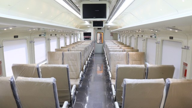 Interior kereta ekonomi premium buatan INKA (Foto: Dok. INKA)