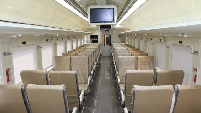 Interior kereta ekonomi premium buatan INKA (Foto: Dok. INKA)