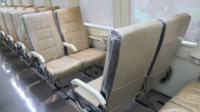 Interior kereta ekonomi premium buatan INKA (Foto: Dok. INKA)