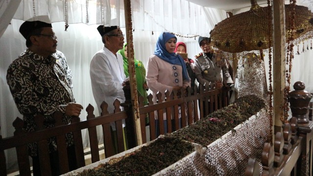 Menteri Khofifah mengunjungi makam Sunan Bonang (Foto: Antara/Aguk Sudarmojo)