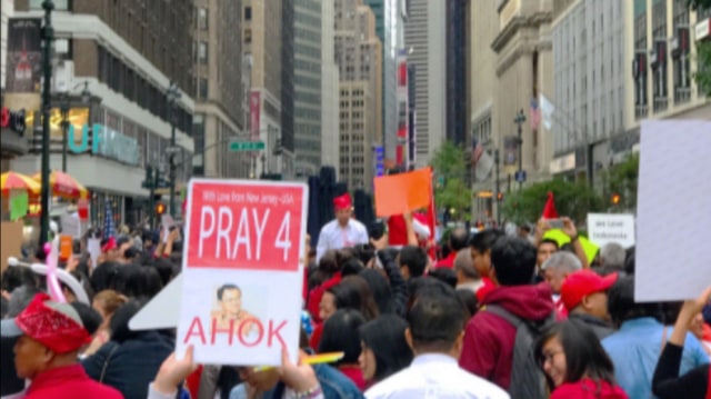 Aksi dukung Ahok di New York. (Foto: Twitter @pinotski )