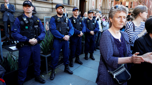 Polisi mengawal aksi doa bersama di Manchester. (Foto: REUTERS/Peter Nicholls)