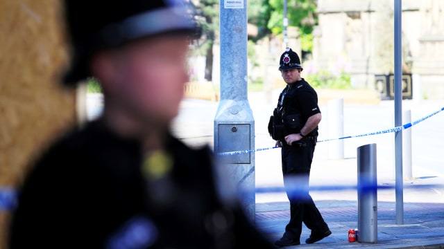 Polisi berjaga di sekitar Manchester Arena. (Foto: REUTERS/Jon Super)