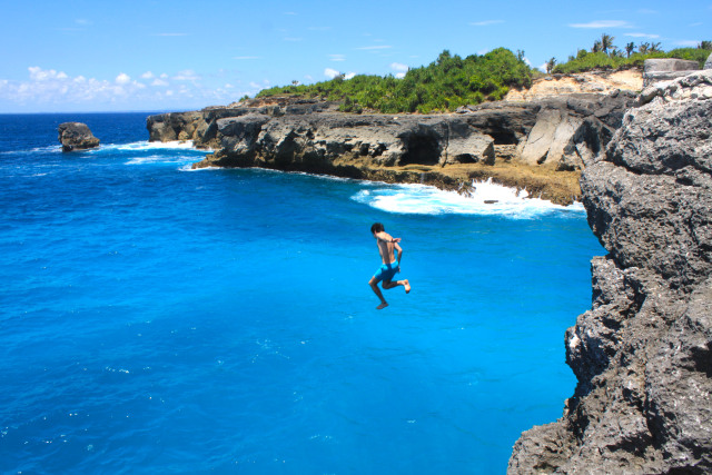 Sensasi Terjun Bebas ke Blue Lagoon dari Cliff Jump Point Nusa Ceningan, Bali (1)