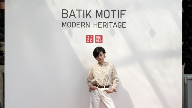 Eva Celia mengenakan Uniqlo Batik Motif Modern (Foto: Stephanie Elia/kumparan)