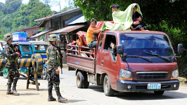 Polisi Filipina di Marawi (Foto: Reuters/Romeo Ranoco)