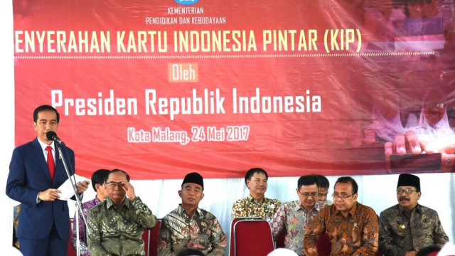 Kunjungan Jokowi ke Malang memberikan KIP (Foto: Rusman/Biro Pers Setpres)