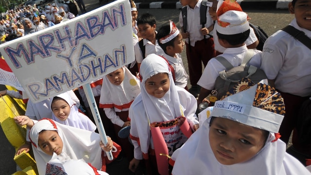 Sejumlah siswa sambut ramadhan. (Foto: Antara/Wahdi Septiawan)