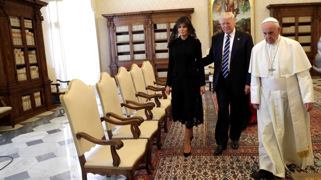 Trump dan Melania bertemu Paus  (Foto: REUTERS/Alessandra Tarantino/pool)