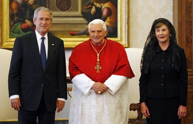 Laura Bush saat bertemu Paus Benedict XVI (Foto: Twitter/ Reem Abdellatif‏)