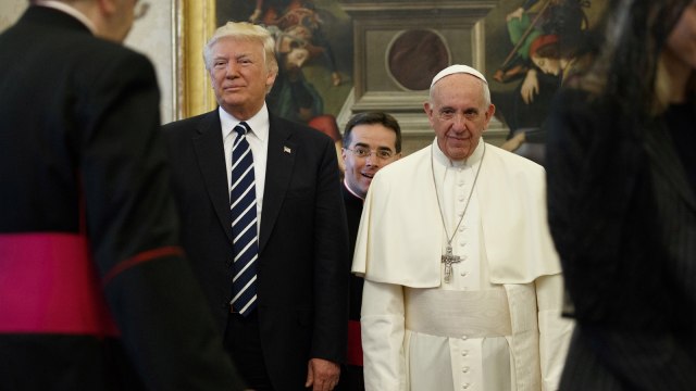 Trump dan Pope (Foto: Reuters/Evan Vucci)