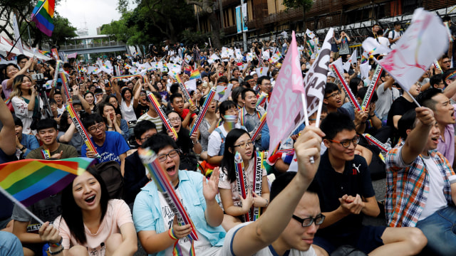 Komunitas LGBT rayakan pelegalan pernikahan. (Foto: REUTERS/Tyrone Siu)