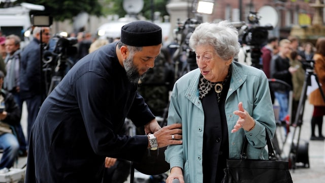 Pemeluk agama Yahudi dan seorang Muslim (Foto: REUTERS/Darren Staples)