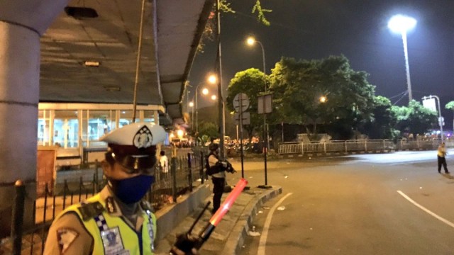 Petugas Berjaga di Terminal Kampung Melayu (Foto: Twitter/ @TMCPoldaMetro)