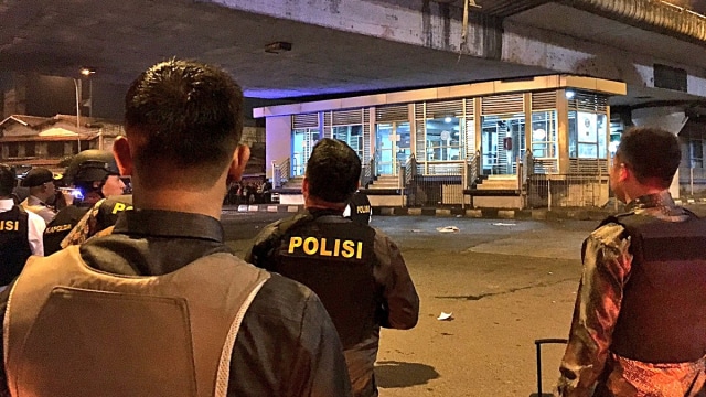 Polisi berjaga di Terminal Kampung Melayu (Foto: Twitter/ @TMCPoldaMetro)