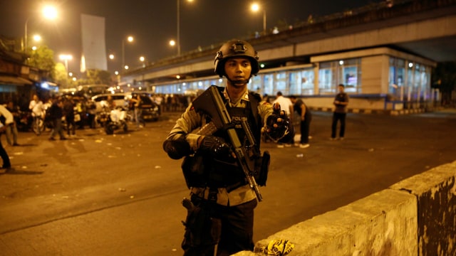 Polisi di depan Halte Transjakarta Kp Melayu (Foto: REUTERS/Beawiharta)