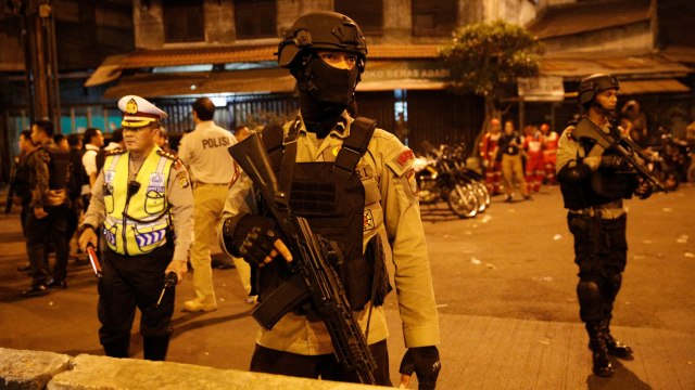 Petugas berjaga di TKP Bom Kp Melayu (Foto: REUTERS/Beawiharta)