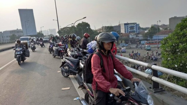 Warga melihat TKP bom Kampung Melayu (Foto: Denny Armandhanu/kumparan)