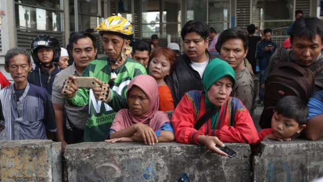 Warga menonton potongan tubuh di TKP (Foto: Fanny Kusumawardhani/kumparan)