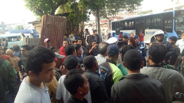 Warga berkerumun di TKP Bom Kampung Melayu (Foto: Marcia Audita/kumparan)