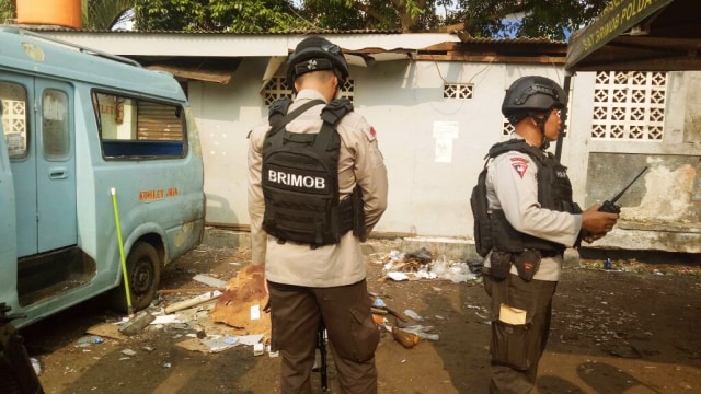 Polisi melihat kondisi TKP sekitar toilet (Foto: Marcia Audita/kumparan)