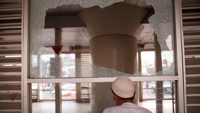 Warga melihat olah TKP bom Kampung Melayu (Foto: REUTERS/Darren Whiteside)