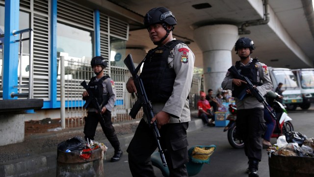 Polisi berjaga di lokasi bom Kampung Melayu (Foto: REUTERS/Darren Whiteside)