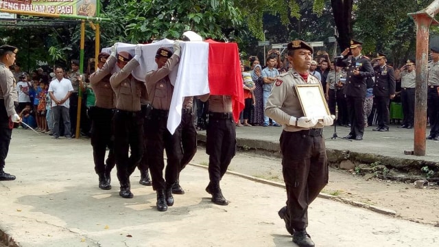 Upacara penghormataan Bripda Gilang Adinata. (Foto: Diah Harni/kumparan)