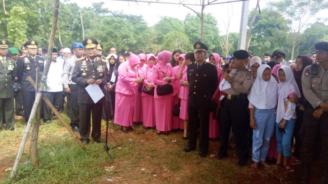 Prosesi pemakaman Bripda Taufan Tsunami (Foto: Wandha Hidayat/kumparan)