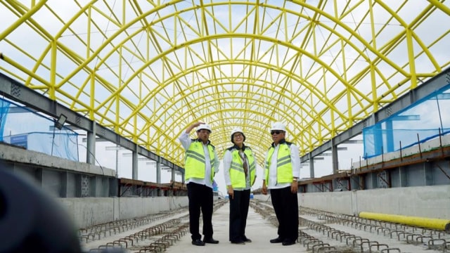 Sri Mulyani meninjau proyek LRT Palembang. (Foto: Sri Mulyani Indrawati/Facebook)