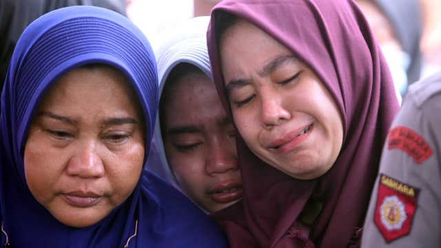 Isak Tangis Keluarga Bripda Taufan Tsunami (Foto: Antara/Yulius Satria Wijaya)