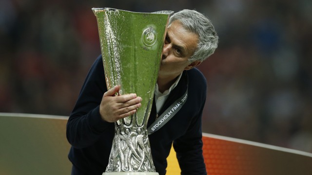 Mourinho bersama trofi Liga Europa. (Foto: Andrew Couldridge/Reuters)