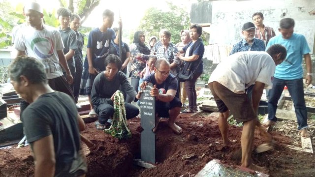 Putra Cahyono, ikut mengubur jenazah ayahnya. (Foto: Prabarini Kartika/kumparan)