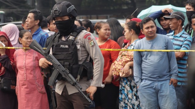 Polisi mengamankan TKP bom Kampung Melayu (Foto: Fanny Kusumawardhani/kumparan)