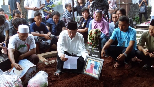 Pembacaan doa di makam Cahyono (Foto: Prabarini Kartika/kumparan)