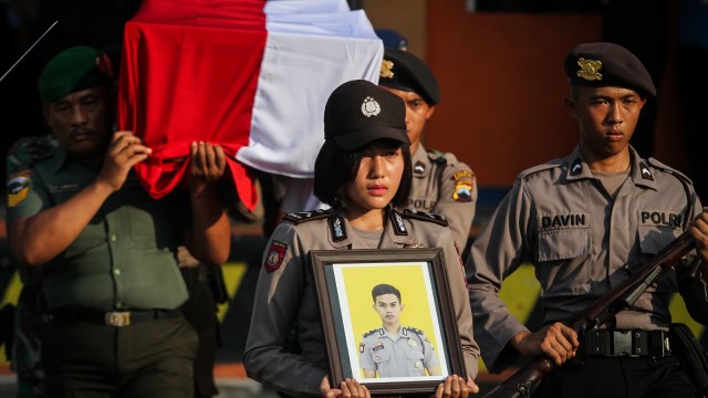 Peti jenazah Bripda Gilang berselimut Merah Putih. (Foto: Antara/Mohammad Ayudha)