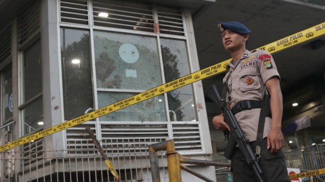 Polisi masih berjaga di sekitar lokasi ledakan. (Foto: Fanny Kusumawardhani/kumparan)