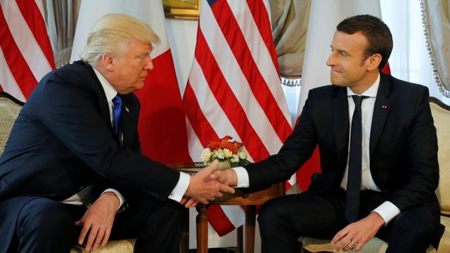 Pertemuan Trump dan Macron (Foto: REUTERS/Peter Dejong/Pool)