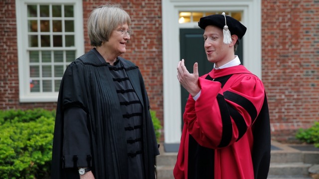 Mark Zuckerberg berbincang dengan Presiden Harvard (Foto: REUTERS/Brian Snyder)