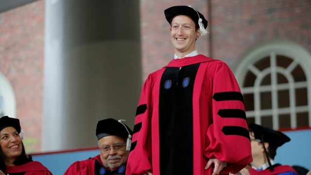 Mark Zuckerberg menerima gelar kehormatan. (Foto: REUTERS/Brian Snyder)