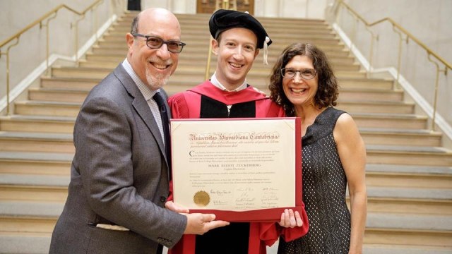 Mark Zuckerberg bersama orang tuanya di Harvard (Foto: Facebook: Mark Zuckerberg)