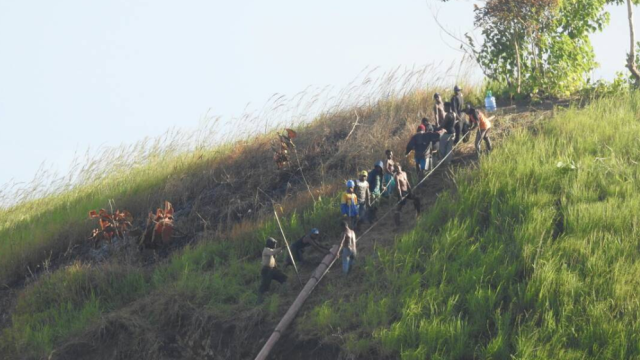 Kesulitan mengaliri listrik di Papua (Foto: Dok. PLN)