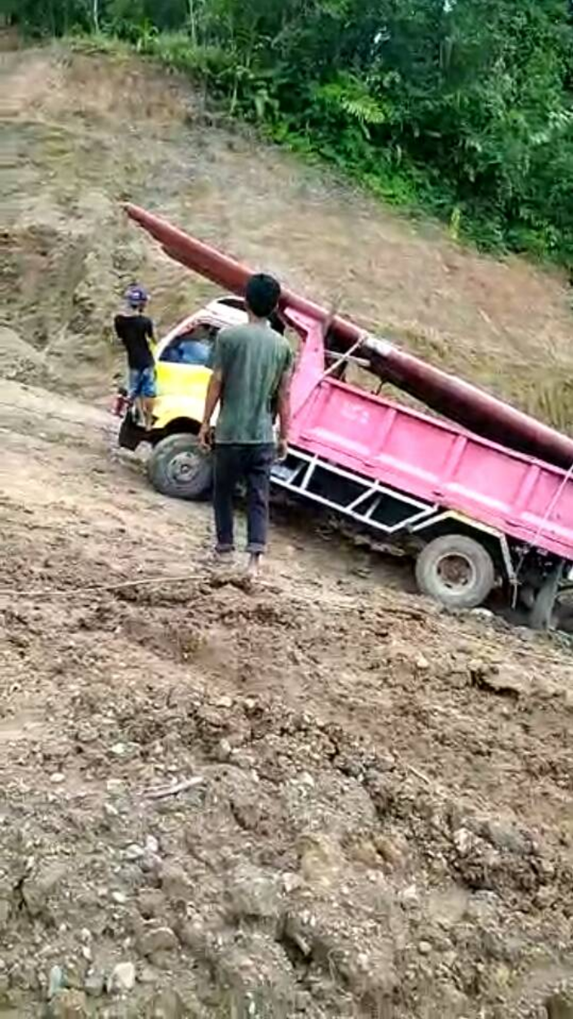 Tantangan mengaliri listrik di Papua (Foto: Dok. PLN)