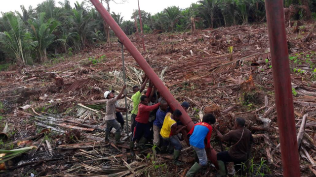 Mengaliri listrik di Papua (Foto: Dok. PLN)