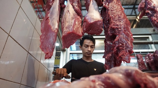 Tukang potong daging sapi. Foto: Aditia Noviansyah/kumparan