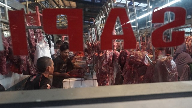 Pemotongan daging sapi di pasar (Foto: Aditia Noviansyah/kumparan)