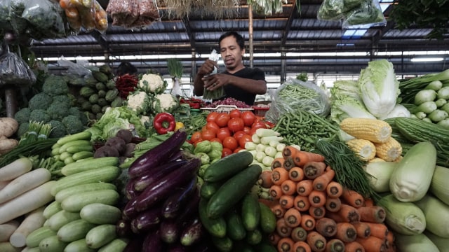 Sayuran dan bahan pokok lain di pasar. Foto: Aditia Noviansyah/kumparan