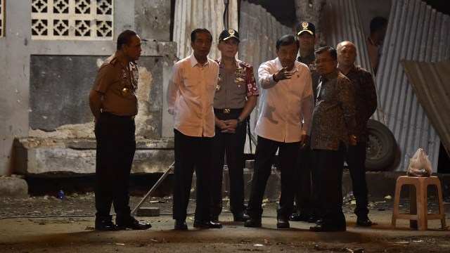 Jokowi dan JK meninjau Kampung Melayu pasca bom (Foto: Puspa Perwitasari/Antara)