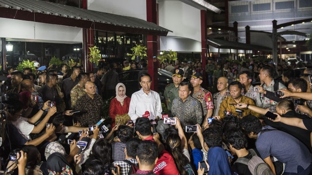 Jokowi dan JK menjenguk korban bom Kampung Melayu (Foto: Agung Rajasa/Antara)